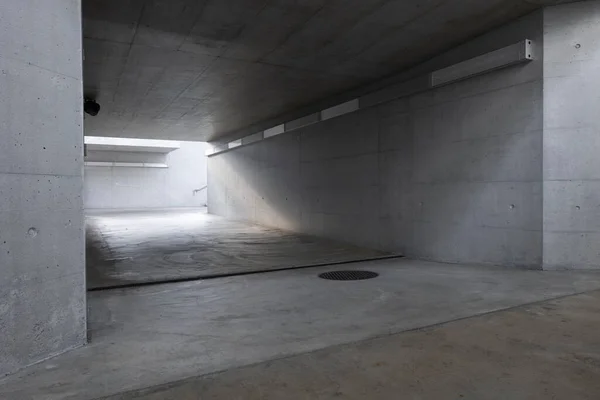 スイスのメンドリシオ駅の下を通るコンクリート製の歩行者専用地下道 誰も中に — ストック写真