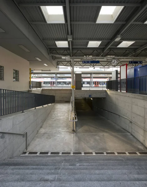 Widok Przodu Schodów Prowadzących Peronów Tunelu Stacji Nikogo Środku — Zdjęcie stockowe