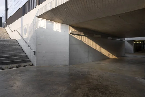 駅には長い歩道橋のある階段があります 中に誰もいないモダンなデザイン — ストック写真