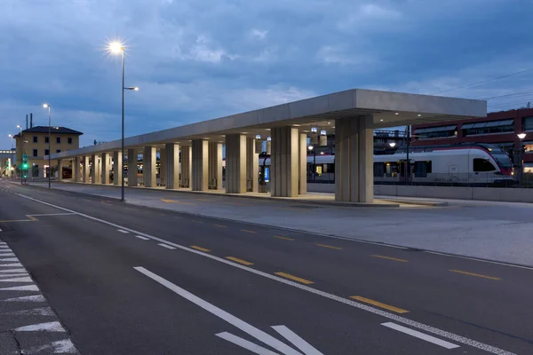 Nowoczesny Przystanek Autobusowy Schronisko Dworca Kolejowego Nim Mendrisio Nowoczesna Infrastruktura — Zdjęcie stockowe
