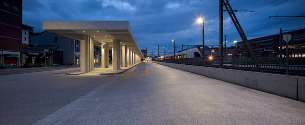 Современная Автобусная Остановка Железнодорожной Станцией Мендрисио Рядом Ней Современная Инфраструктура — стоковое фото