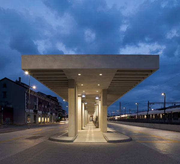 Moderne Wartehalle Mendrisio Gibt Einen Langen Beleuchteten Korridor Mit Mehreren — Stockfoto