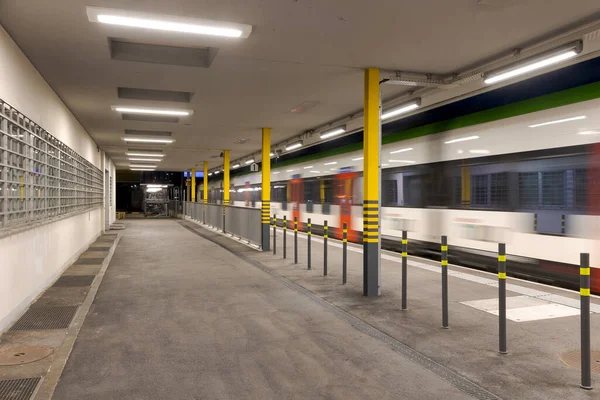 Plataforma Estación Cubierta Iluminada Por Luces Led Tren Pasa Toda —  Fotos de Stock
