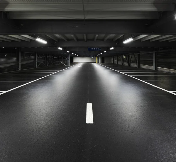 Garagem Subterrânea Moderna Com Lâmpadas Iluminando Cena Linhas Estacionamento São — Fotografia de Stock