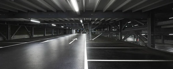 Nowoczesny Garaż Podziemny Lampami Oświetlającymi Scenę Linie Parkingowe Narysowane Podłodze — Zdjęcie stockowe