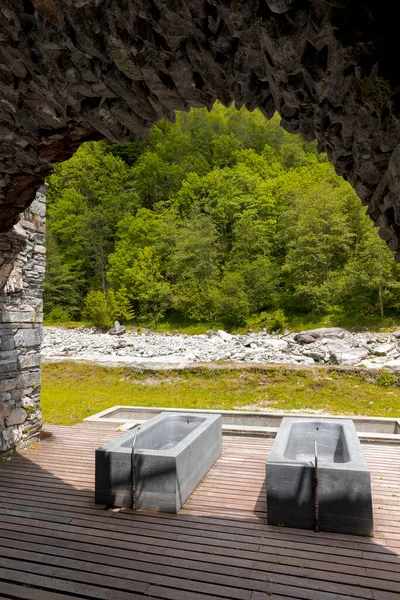 川とスイスの自然を望む熱浴浴槽 洞窟の中からの眺め 中には誰もいない — ストック写真