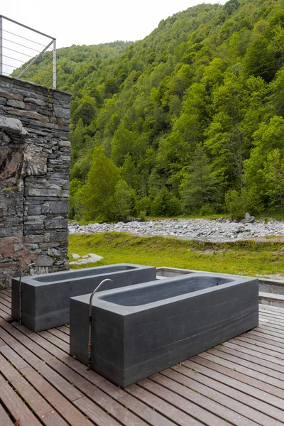 Термальные Ванны Видом Реку Швейцарскую Природу Никого Внутри Вид Спереди — стоковое фото