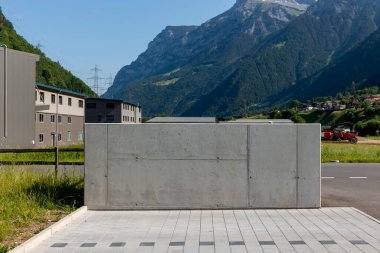 İsviçre kırsalında küçük bir beton duvarın ön görüntüsü. Su.