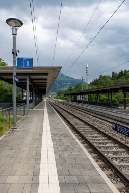 Tipik küçük İsviçre tren istasyonu.
