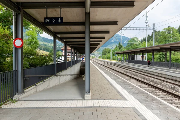 典型的な小さなスイスの鉄道駅 — ストック写真