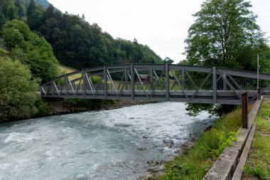 İsviçre gri demir köprüsü. Mimar ve mühendis İsviçre 'deki küçük Silenen kasabası için iyi bir ürün yaptı.