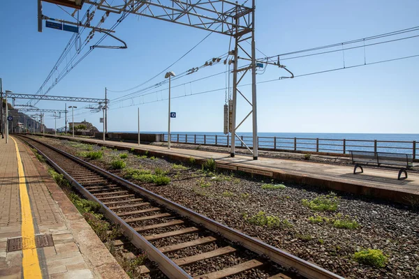 Devia Marina Station Tracks Italy Trains People Complete Desolation Sadness — Stock Photo, Image