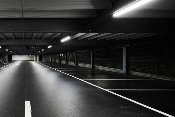Sahneyi Aydınlatan Lambaları Olan Modern Yeraltı Garajı Otopark Çizgileri Yere — Stok fotoğraf