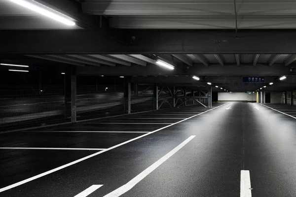 Moderní Podzemní Garáž Lampami Osvětlujícími Scénu Podlaze Jsou Vyznačeny Parkovací — Stock fotografie