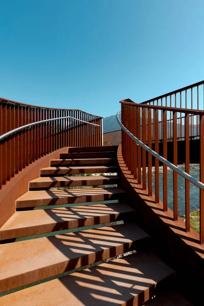 Detalle Una Escalera Moderno Puente Oxidado Con Cielo Azul Claro — Foto de Stock