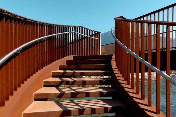 Détail Escalier Pont Rouillé Moderne Avec Ciel Bleu Clair Derrière — Photo