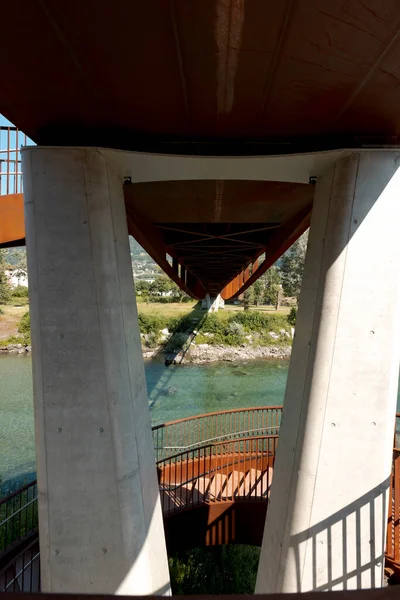 Détail Des Pylônes Pont Moderne Rouillé Sous Lequel Coule Rivière — Photo