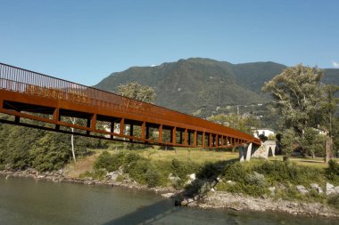 Paslanmış modern yaya ve altında akan Ticino nehri olan bisiklet köprüsü. İtalyan İsviçre Alpleri 'nin güzel manzarası, gökyüzünden alındı. İçeride kimse yok.