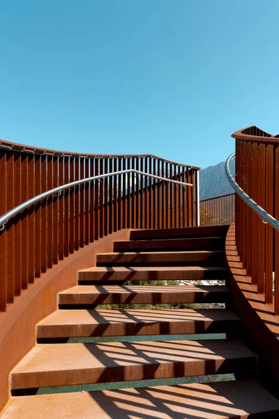 Détail Escalier Pont Rouillé Moderne Avec Ciel Bleu Clair Derrière — Photo