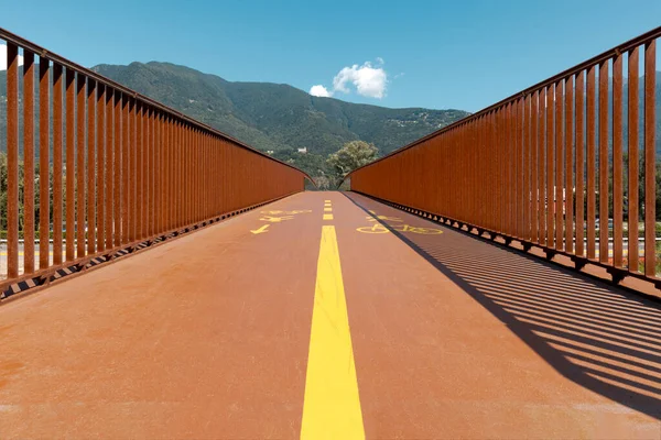 Widok Przodu Ścieżki Pieszej Rowerowej Nowoczesnego Zardzewiałego Mostu Alpami Szwajcarskimi — Zdjęcie stockowe