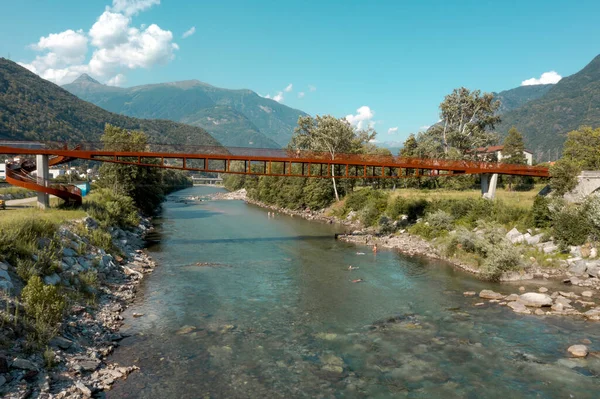 Moderno Puente Peatonal Oxidado Bicicletas Con Río Ticino Que Fluye — Foto de Stock