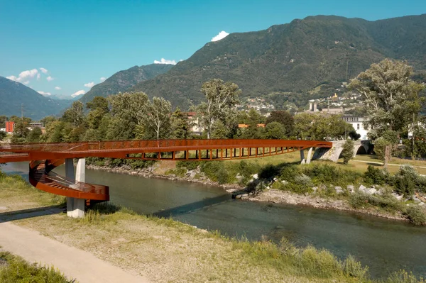 Modern Rostig Gång Och Cykelbro Med Rinnande Ticino Floden Nedanför — Stockfoto