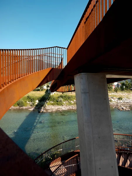 Détail Des Pylônes Pont Moderne Rouillé Sous Lequel Coule Rivière — Photo