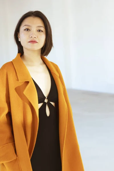 오렌지 코트와 드레스를 여자의 초상화 안에서 — 스톡 사진