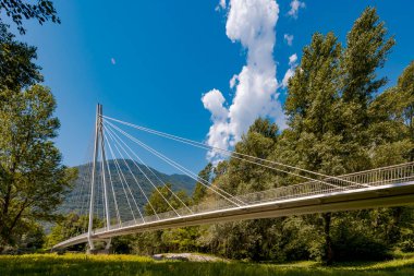 Ormanın ortasındaki yaya köprüsü, güzel bir mimari ve harika bir mühendislik çalışması. Nesne İsviçre 'de, yazın ortasında güneşli bir gün.. 