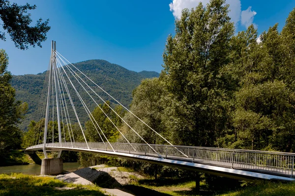 Сучасний Пішохідний Міст Посеред Гір Італійської Швейцарії Дозволяє Перетнути Річку — стокове фото