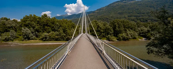 Voetgangersbrug Midden Het Bos Prachtige Architectuur Hieronder Stroomt Kristallijne Ticino — Stockfoto