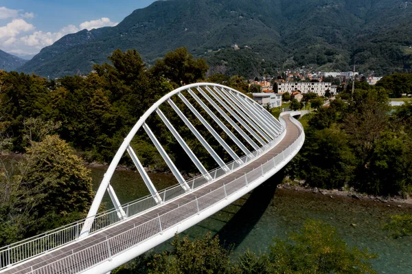 Vista Aérea Moderno Puente Peatonal Diseño Forma Arco Sobre Río — Foto de Stock