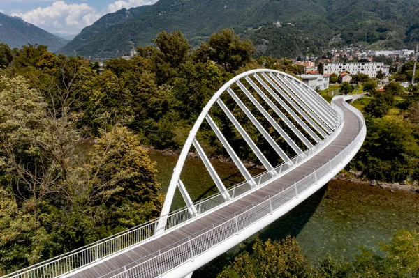 Vista Aérea Moderno Puente Peatonal Diseño Forma Arco Sobre Río — Foto de Stock