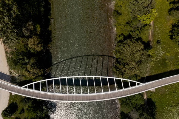 Vista Zenith Moderno Puente Peatonal Diseño Forma Arco Sobre Río —  Fotos de Stock