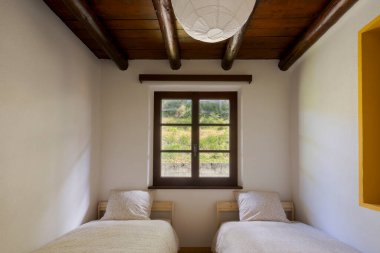 İsviçre 'de bir dağ evinde eski tarz bir yatak odası.