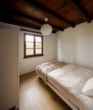 İsviçre 'de bir dağ evinde eski tarz bir yatak odası.