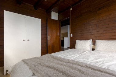 İsviçre 'de bir dağ evinde eski tarz bir yatak odası.