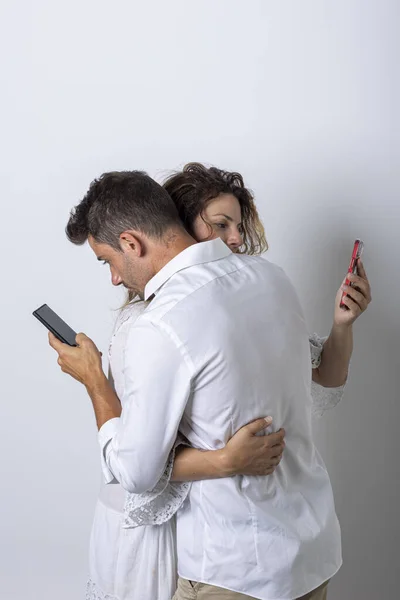 Woman Man Hug Each Other While Looking Smartphones Social Problem — Stock Photo, Image