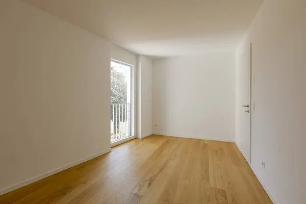 Kamer Heeft Witte Muren Houten Vloeren Zonlicht Stroomt Door Het — Stockfoto