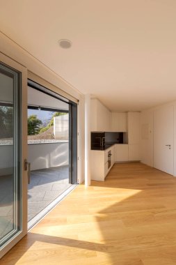 Mutfağı ve ahşap zemini olan büyük bir stüdyoda. Odanın taştan zemini olan güzel bir terası var.. 