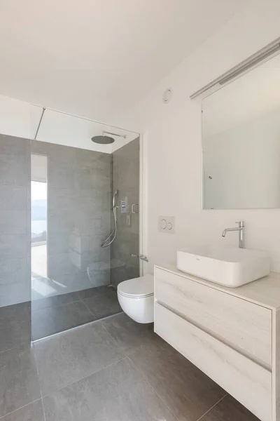 一个新的空的白色浴室的内部 你可以看到淋浴间 厕所和水池 — 图库照片