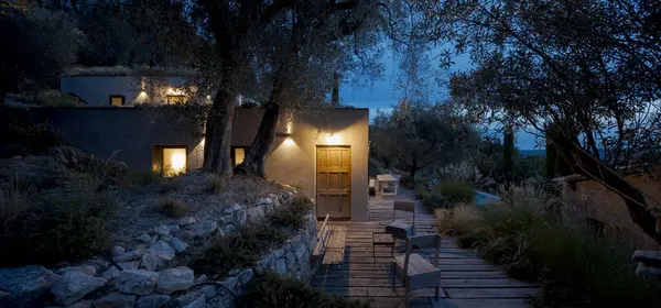 Eigentijds Huis Omgeven Door Olijfbomen Gebouwd Terrasvormig Terrein Vooraanzicht Nachtscène — Stockfoto