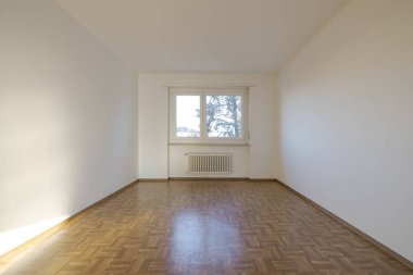 Boş bir odanın içi, önü ve arkası pencereli. Geniş alan