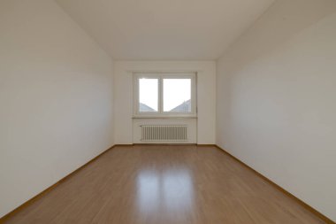 Boş bir odanın içi, önü ve arkası pencereli. Geniş alan