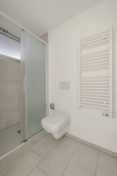 Pequeno Banheiro Com Radiador Vaso Sanitário Chuveiro Aberto Também Uma — Fotografia de Stock