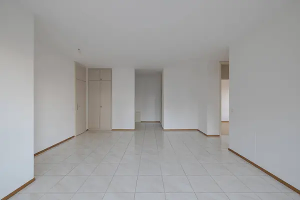 Vista Frontal Uma Sala Estar Muito Brilhante Com Paredes Brancas — Fotografia de Stock
