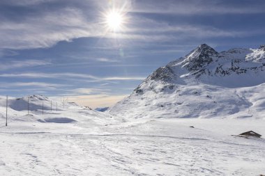 İsviçre 'deki Bernina Geçidi' nin muhteşem manzarası. Kış günü bol güneşli olacak. Bütün dağlar çok karla kaplıdır. İçeride kimse yok.