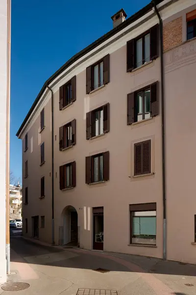 오래된 최근에 Ticino에있는 마을의 중심에 창문과 일부는 일부는 아무도 로열티 프리 스톡 이미지