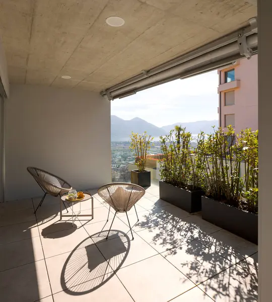 Grosse Terrasse Der Schweiz Mit Bequemen Stühlen Und Kissen Und Stockfoto