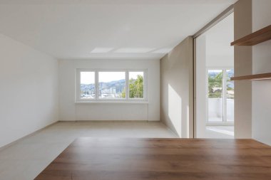 Arka planda büyük bir penceresi olan boş bir yemek odası manzarası. Modern, stilize iç mimari. 